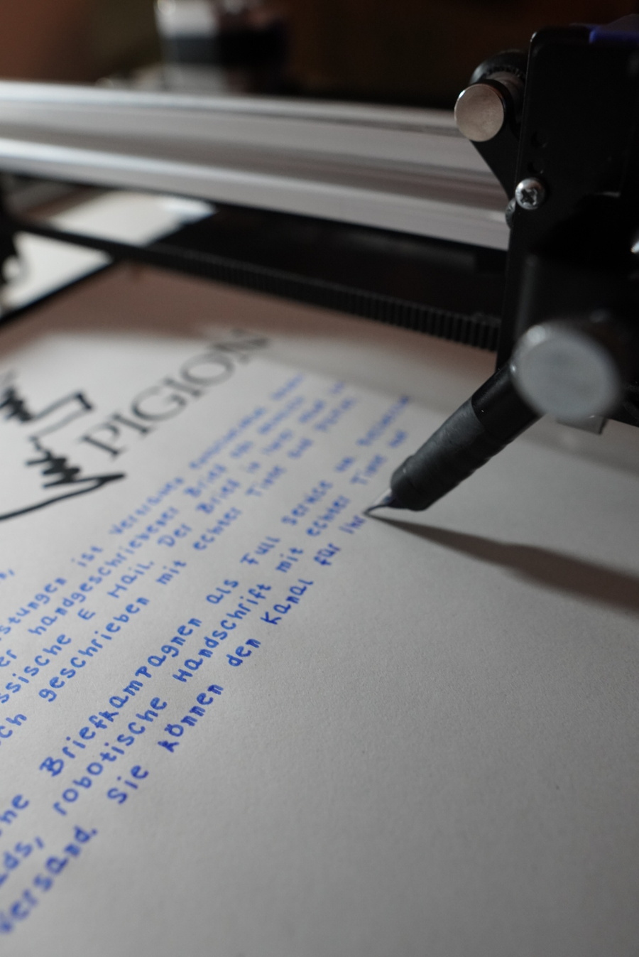 Pigion Roboter schreibt handschriftlichen Brief